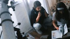 Dos de las alumnas del IES S�nchez Cant�n, durante los preparativos del v�deo sobre Vera Rubin