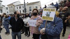 Concentracin contra la explotacin de la mina de Salave