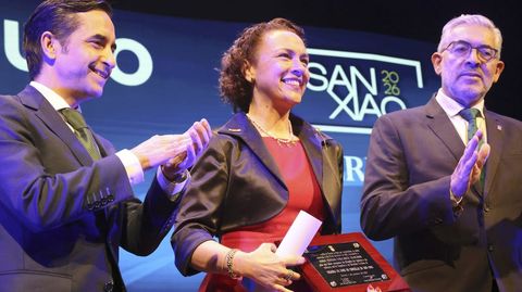 Teresa Valcarce, promotora cultural, entre los regidores ferrolano y lucense.