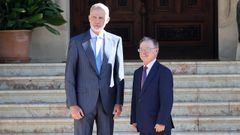 Felipe VI junto a Juan Jes�s Vivas Lara, presidente de Ceuta, este jueves, en el Palacio de Marivent.