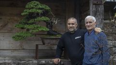 Alberto Baleato y su padre Manolo, con Caronte al fondo