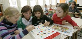Alumnos y una docente en el colegio de Ourol, que desaparece.