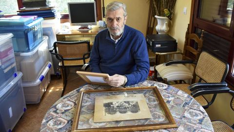Roberto Taboada, con algunas de las piezas de Castelao que atesora en su coleccin