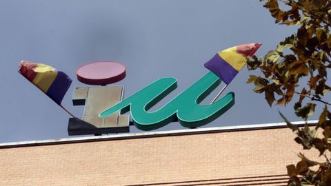Logotipo de Izquierda Unida en la sede del partido en Madrid