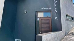 Entrada del albergue municipal de Sober, que cuenta con catorce plazas disponibles para acoger a refugiados