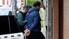 El argelino K.M. (d), de 42 a�os, es escoltado por la guardia civil mientras es puesto a disposici�n del Juzgado de Llanes, este jueves. El argelino, investigado como uno de los dos presuntos autores de la muerte del concejal de IU en Llanes, Javier Ardines, fue extraditado desde Suiza, donde se encontraba en prisi�n por otros delitos.