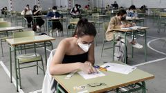 Examen de selectividad en el pabell�n deportivo de Viveiro