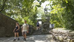 Los visitantes entraban y salan del monasterio de Caaveiro con normalidad, durante la jornada de ayer