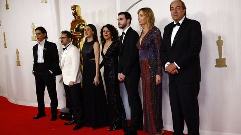 Parte del equipo de La Sociedad de la Nieve, en la alfombra roja de los scar