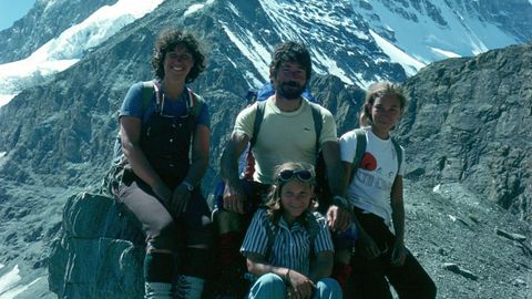 Carlos, con su mujer y dos de sus hijas, cuando eran pequeas, antela cumbre del Cervino, en Los Alpes.