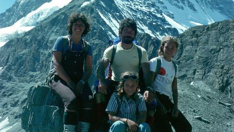 Carlos, con su mujer y dos de sus hijas, cuando eran peque�as, ante�la cumbre del Cervino, en Los Alpes.