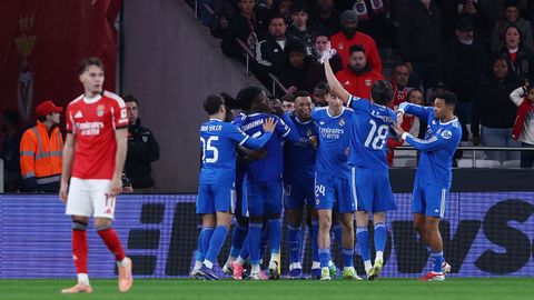 Los jugadores del Real Madrid celebran el gol de Vinicius.