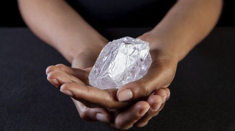 El  hist�rico diamante Lesedi la Rona, de 1.109 quilates, que ser� subastado en Sobethy's en Londres, Reino Unido, el pr�ximo 29 de junio. El diamante fue descubierto en noviembre de 2015 en Botsuana y podr�a llegar a venderse por 70 millones de d�lares. 