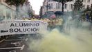 Protesta de los trabajadores de Alu Ibrica ante las puertas del parlamento asturiano