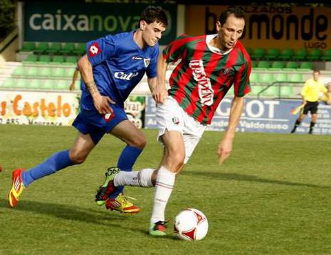 Mauro Poratti, march�ndose con el bal�n controlado de un jugador del Berganti�os.