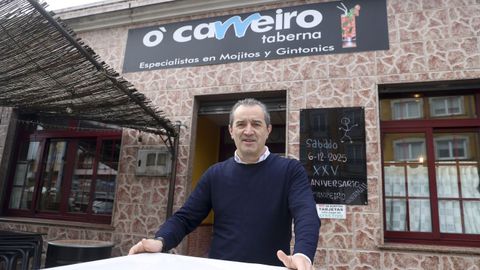 Juan Pablo, en la terraza de su local.