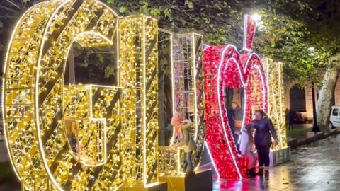 Las «letronas» de Gijón ya lucen y serán uno de los escenarios más fotografiados de la Navidad a buen seguro.