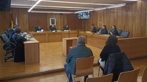 <strong>Bego&ntilde;a e o seu pai, este luns, na Audiencia Provincial de Lugo</strong>