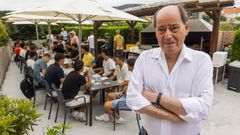 Luciano Calvo Pumpido, con los jugadores del Club de F�tbol Berganti�os en el Bar Ram�n, de Razo.
