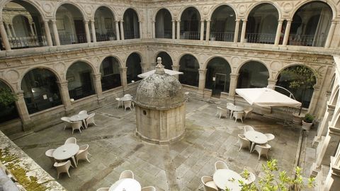 Parador de Cangas de On�s.Asturias es sin�nimo de belleza natural: escarpadas monta�as, las blancas playas, rec�nditas cuevas, hermosos lagos, bosques de profundo verdor y r�os de agua cristalina. A orillas del r�o Sella y rodeado de los espectaculares Picos de Europa, en un paraje de belleza inigualable, te espera el Parador de Cangas de On�s. Direcci�n:Villanueva de Cangas, s/n 33550 Cangas de On�s - Asturias