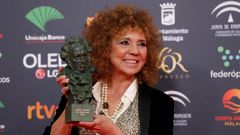 La dise�adora Sonia Grande posa con el premio a Mejor dise�o de vestuario por su trabajo en �Mientras dure la guerra�