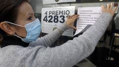 Cristina Allo y Manuel N��ez apenas daban abasto ayer para informar a los muchos premiados por la Loter�a de Navidad en A Illa