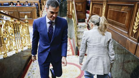 Pedro S�nchez y Yolanda D�az se cruzan en el Congreso, durante un pleno la semana pasada.