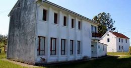 Imagen de la escuela unitaria de Vilaboa, una de las que est� siendo rehabilitadas