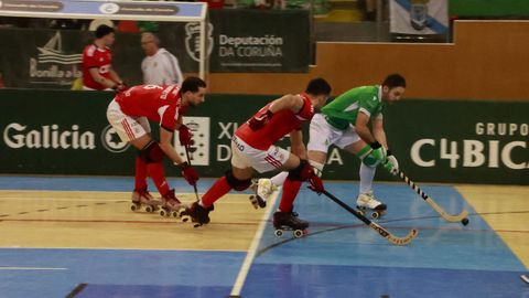 Lance del encuentro entre el Liceo y el Benfica, disputado en el Palacio de los Deportes de Riazor
