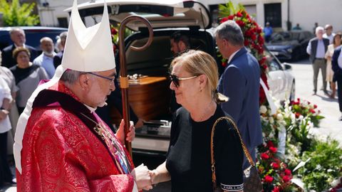 El arzobispo de Oviedo,Jesús Sanz Montes (i) junto a Luisa Ledías (d), viuda de Antonio Trevín, durante su responso,