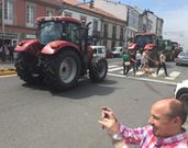 Los tractores pasando por el centro de Melide. 