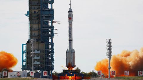 La nave espacial china Shenzhou-12 despegó con éxito con tres astronautas a bordo