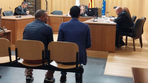 El acusado, a la izquierda, estuvo acompañado en el banquillo por un traductor de árabe