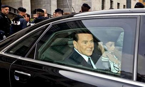 Berlusconi abandona el tribunal donde se le juzga por prostitución de menores.