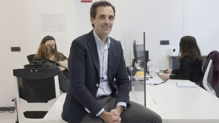 vivienda.Jacobo Hortas atende coas t�cnicas Patricia e Bel�n as consultas que se reciben na Oficina Municipal de Vivenda, no Paseo de Ronda. Un servizo posto en marcha para atender d�bidas e preguntas dos inquilinos na cidade
