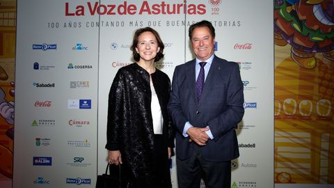 La directora de la Fundacin Princesa de Asturias, Teresa Sanjurjo, y el presidente de la Cmara de Comercio de Gijn, Felix Baragao