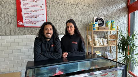 Elba y Clara en la focacceria de la plaza de Pontevedra