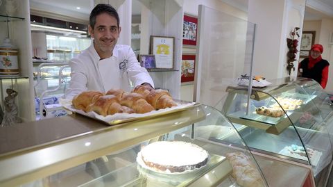 Jos Ramn Fernndez muestralos carrapitos, el dulce estrella de A Maricola