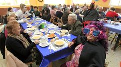 Comedor s�nior de Caranza durante la fiesta de Carnaval, en una foto de archivo.