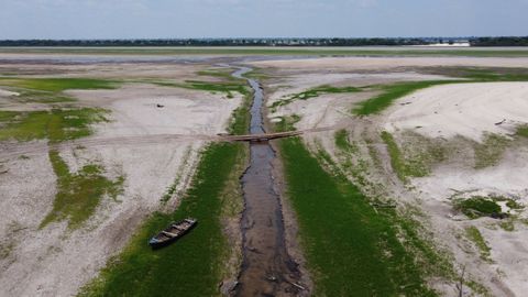 Fotograf�a a�rea de archivo del 28 de octubre de 2023 donde se muestra una zona de r�o Negro afectada por una sequ�a en el estado de Amazonas (Brasil).