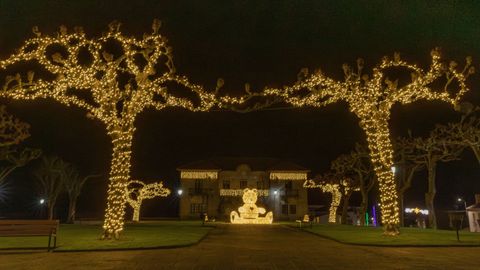 As� luce la Praza do Campo de Zas, iluminada durante la Navidad