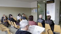 Pacientes esperando en una sala de espera de un ambulatorio de Santiago
