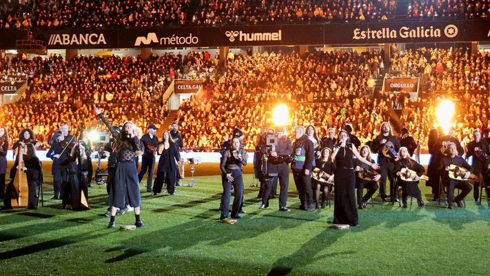 La orquesta SondeSeu, actuando sobre el c&eacute;sped de Bala&iacute;dos en los proleg&oacute;menos del partido&nbsp;del viernes&nbsp;entre Celta y Madrid.