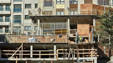 Un edificio en construccin en Sanxenxo