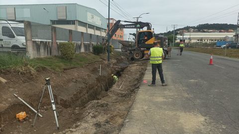 Zanja abierta en la Avenida da Praia, en Sab�n, Arteixo.