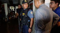 Agentes de la polic�a en guardia ante el tiroteo en el Senado