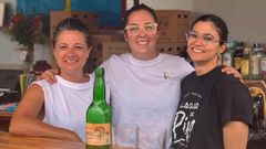 En el centro, Mar�a Lorido junto a Sara, camarera, y Carmen, una amiga que le echa una mano en El Chiringo de Solleiro