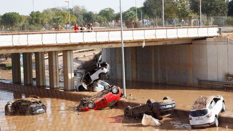 Coches volcados en Picanya