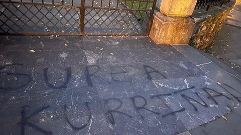 La Casa de Juntas de Guernica con una pintada de Gurea ikurria (la nuestra es la ikurria).