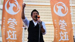 El lder del Partido Sanseito, Sohel Kamiya, se dirige a sus seguidores tras sus buenos resultados en los comicios